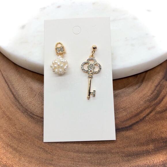 Gold Key & Pearl Cluster Earring - Picture 3 of 5